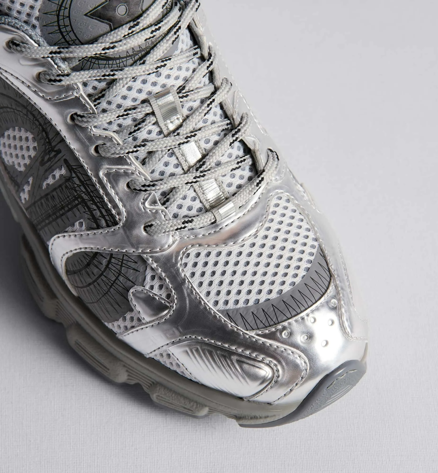 👟👟Ex-factory price 560👟👟 Dior Casual Sports Shoes Dad Shoes This new Dior Chrono sports shoe autumn ready-to-wear series reinterprets running shoes with Dior's high-end style. White and black mesh fabric with leather-effect panels, CD logo on the sides, star patch on the tongue and Dior logo on the heel, many details highlight the style. Using two-color laces, lightweight soles with star decoration, it can create a casual look all year round ▪️Size: 35-40